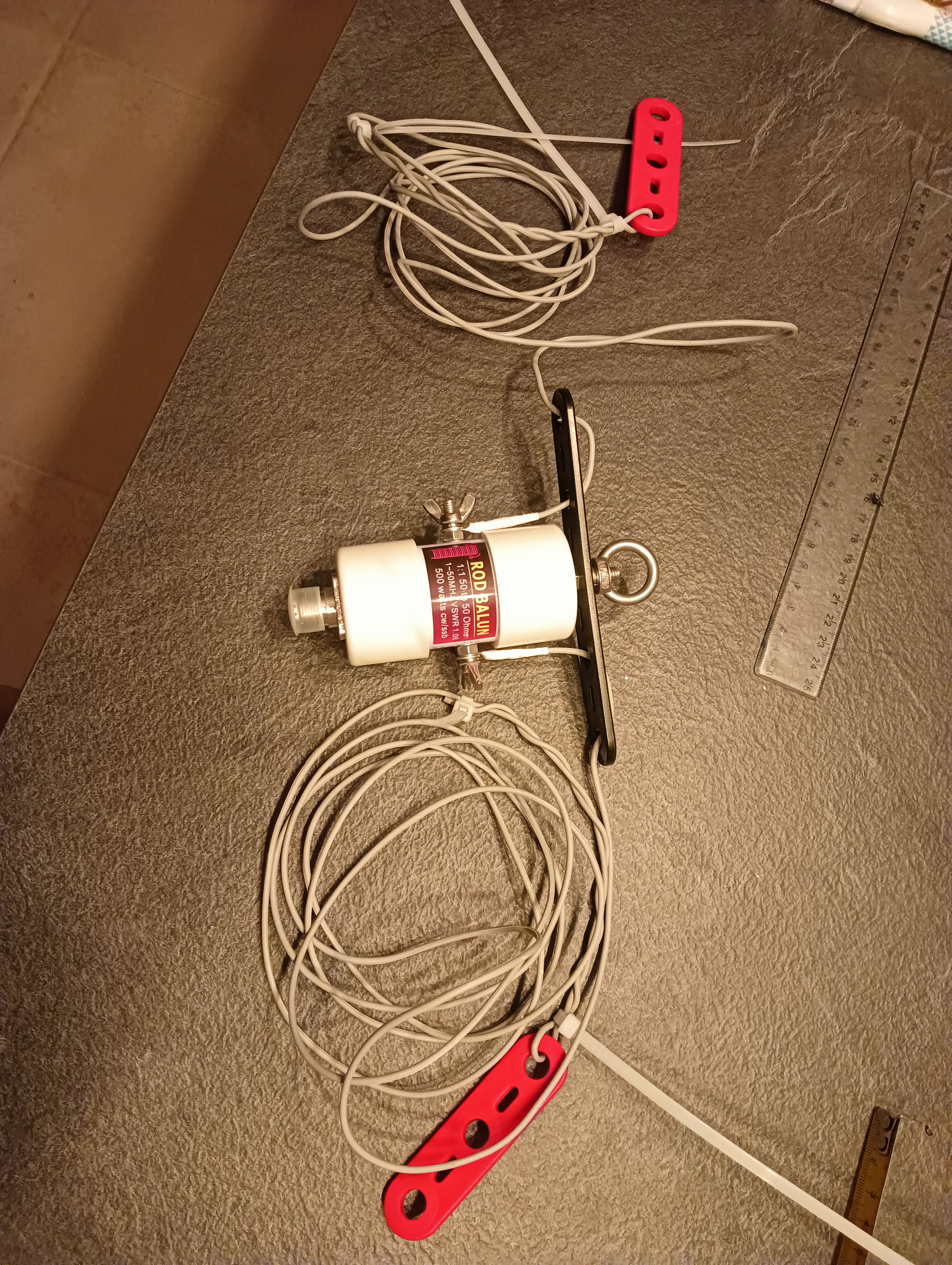 Le dipôle assemblé posé sur une table