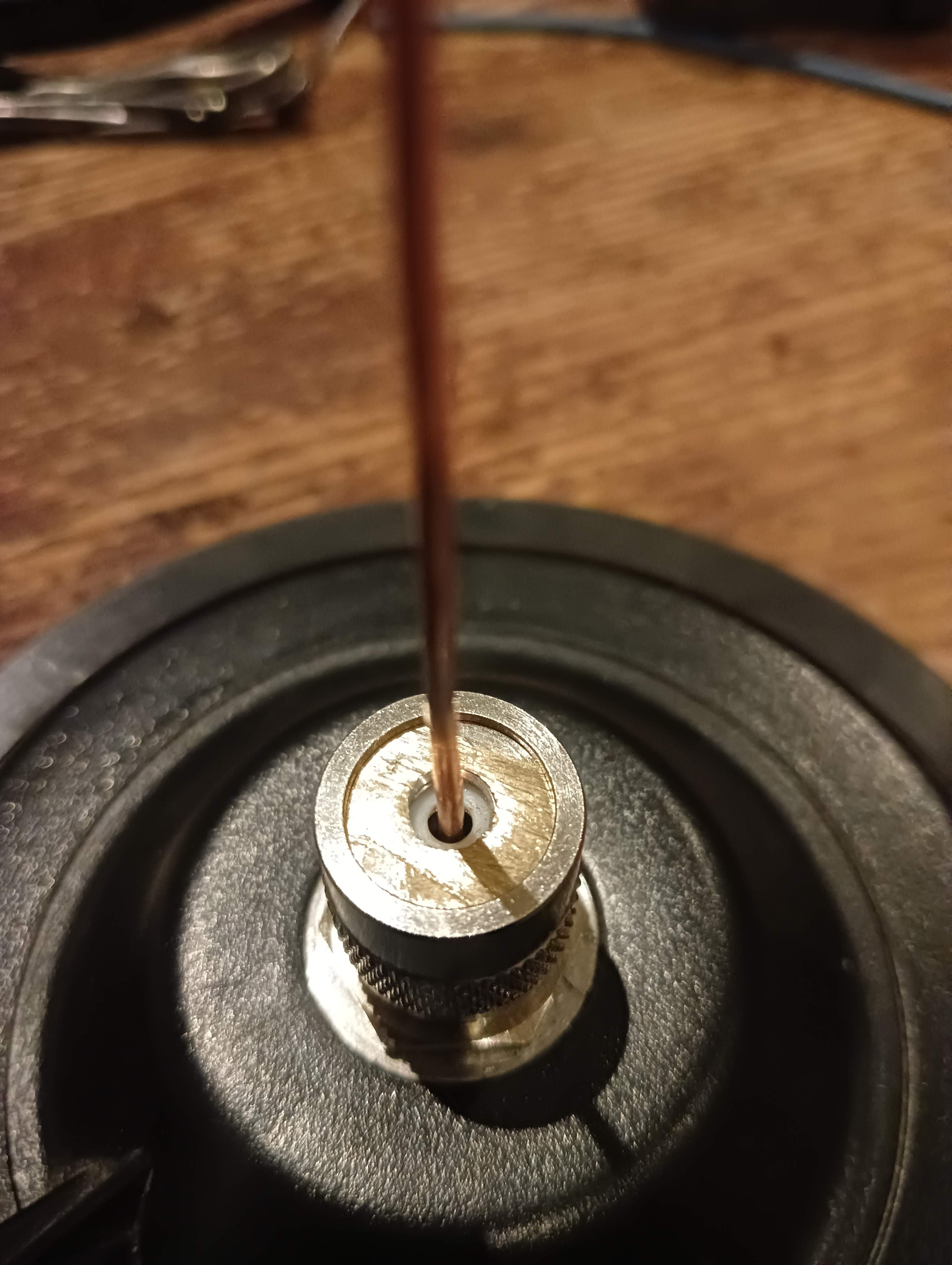 Zoom sur la base du brin dans la prise PL.