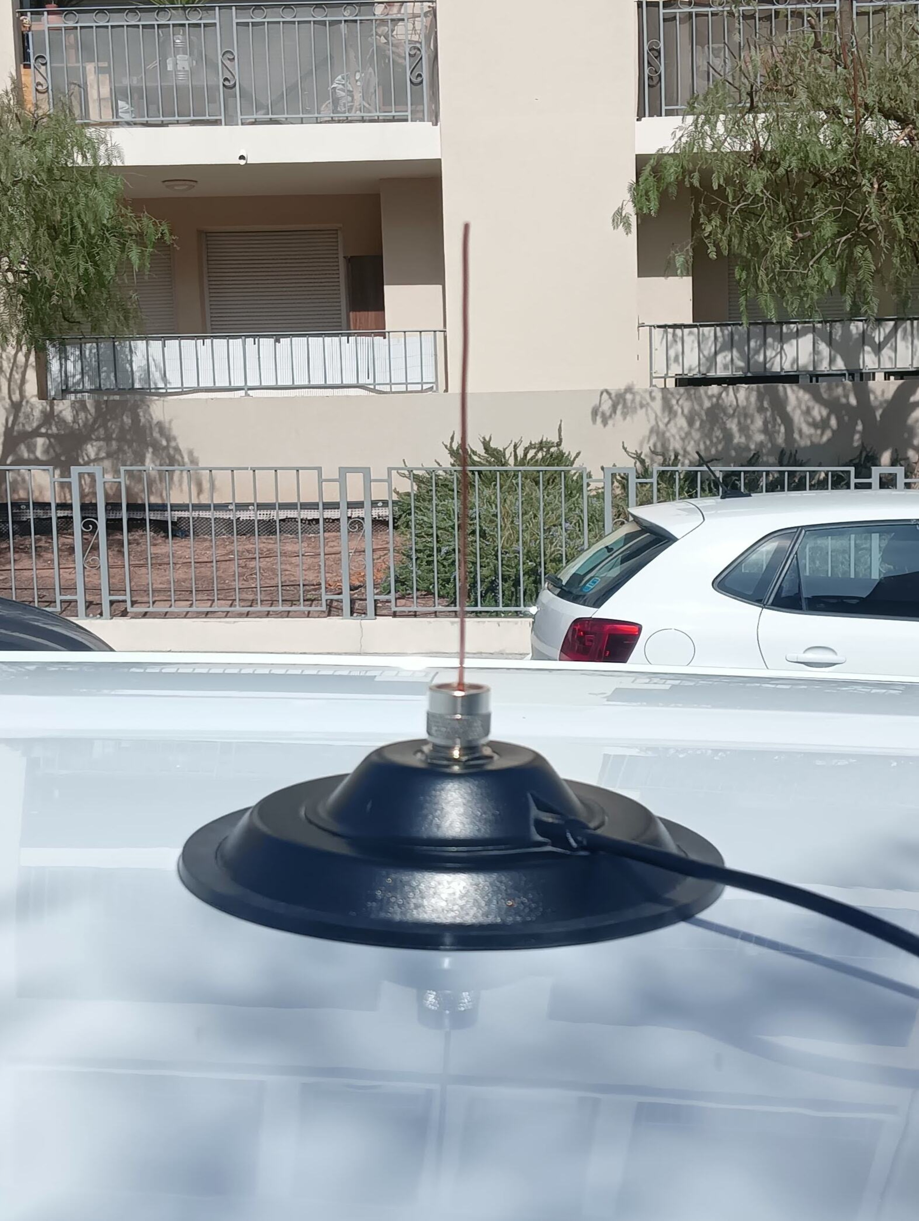 L'antenne complète posé sur le toit d'une voiture