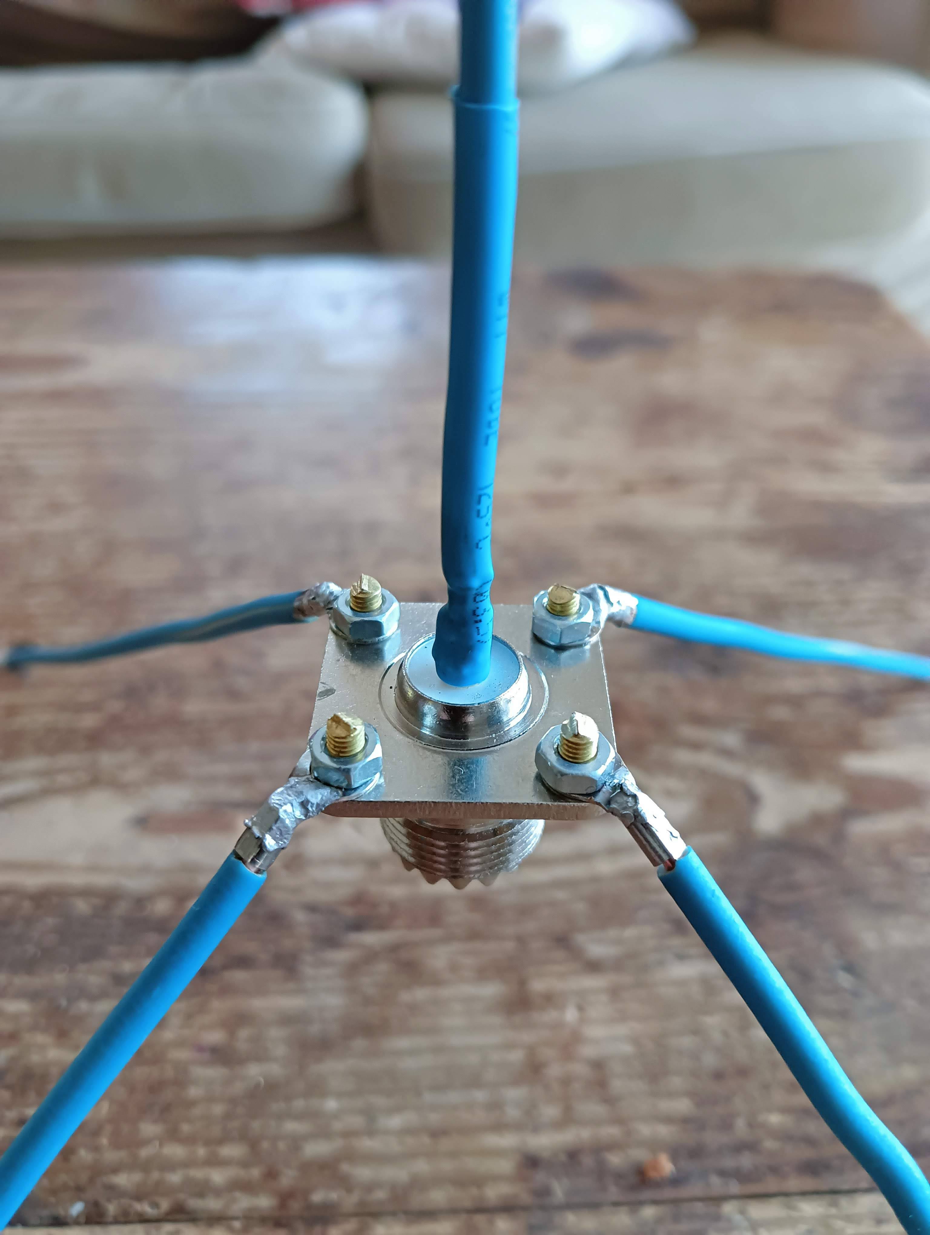 Un zoom sur la pièce centrale. La prise SO239 avec les différents départs des brins.