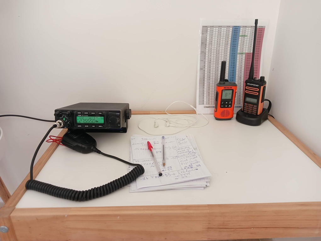 Une petite station toute simple. Une table, un émetteur-récepteur, deux portatifs et de quoi écrire