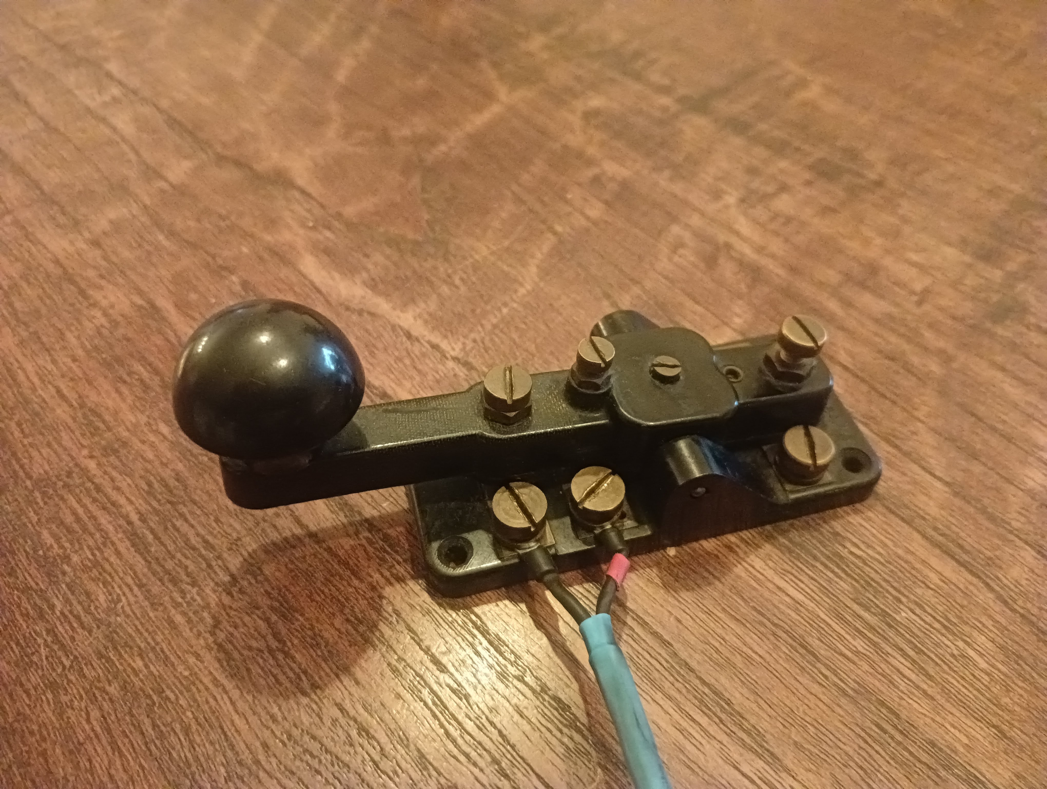 Le câble de connection branché sur le manipulateur