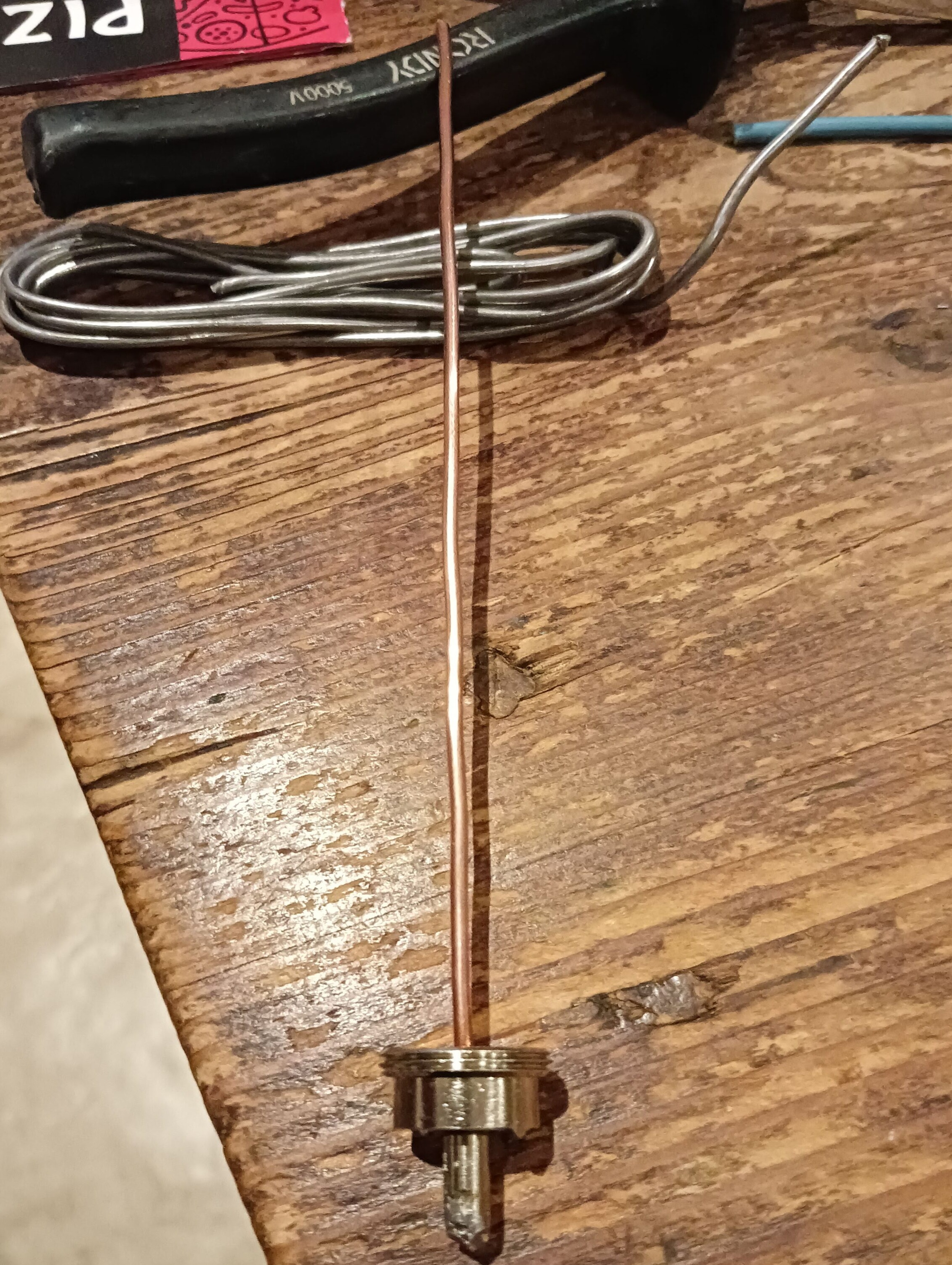 Quart d'onde fabriqué, tige dans la prise posé à plat sur une table