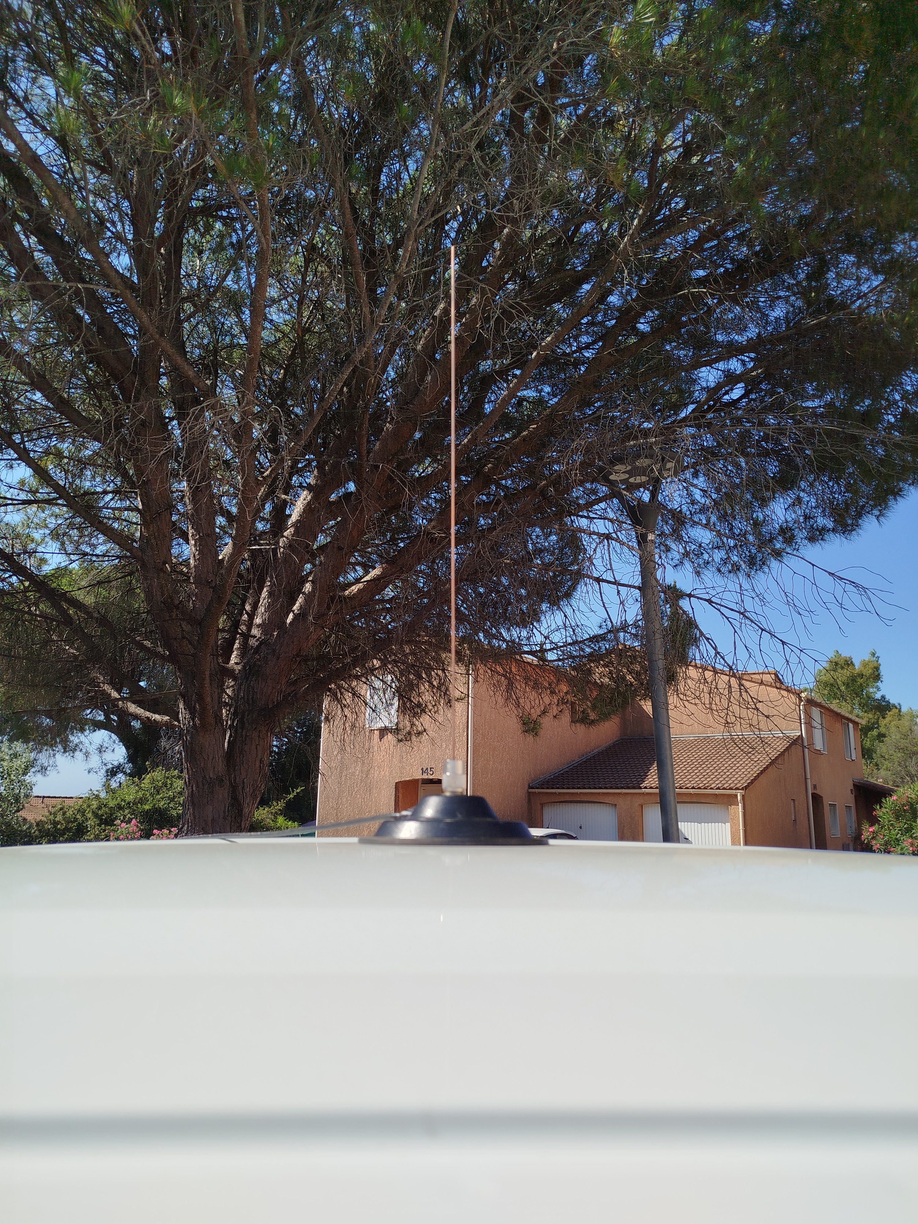 L'antenne sur l'embase, sur le toit du véhicule.