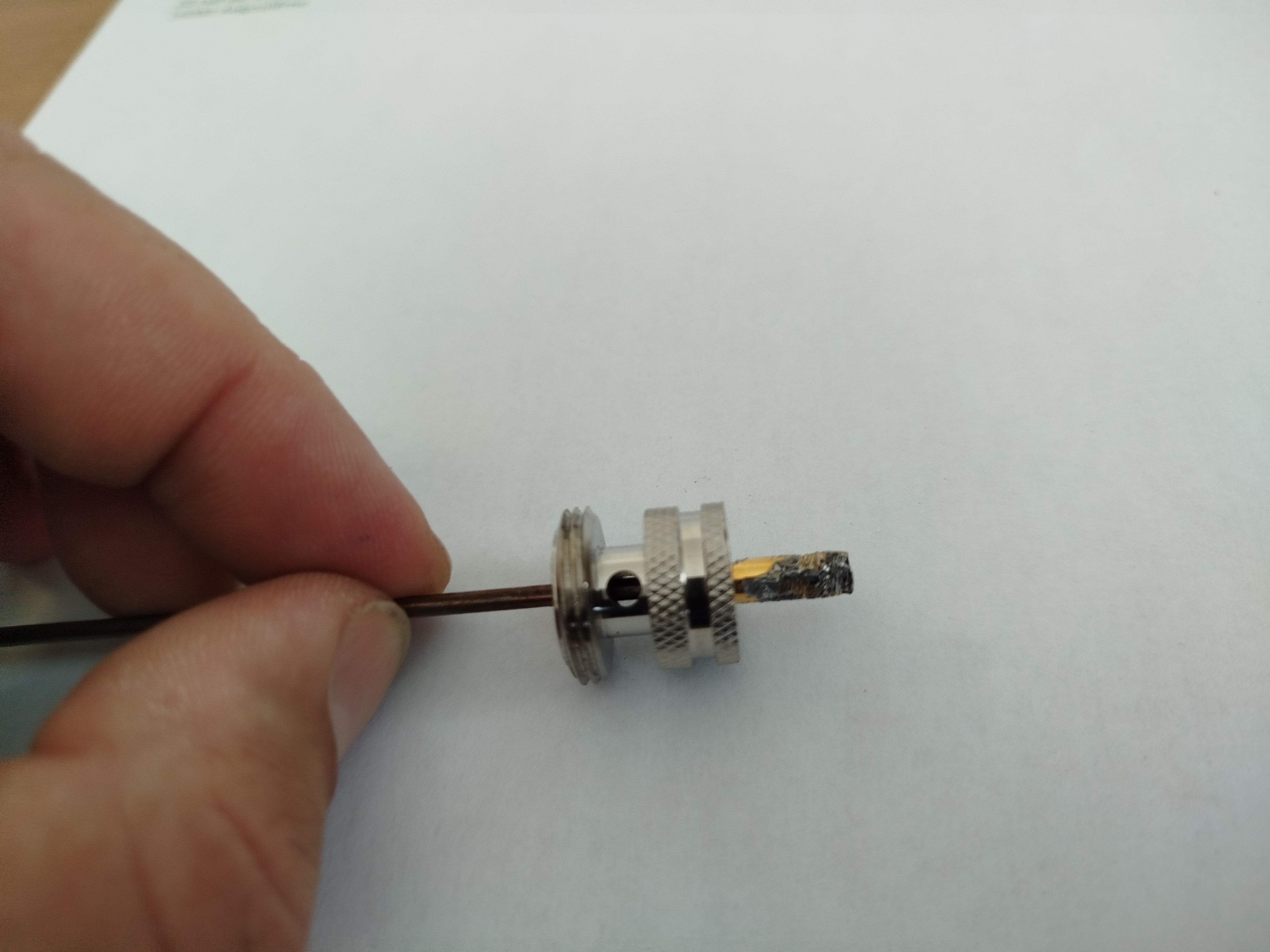 La prise avec le brin de plus prés.