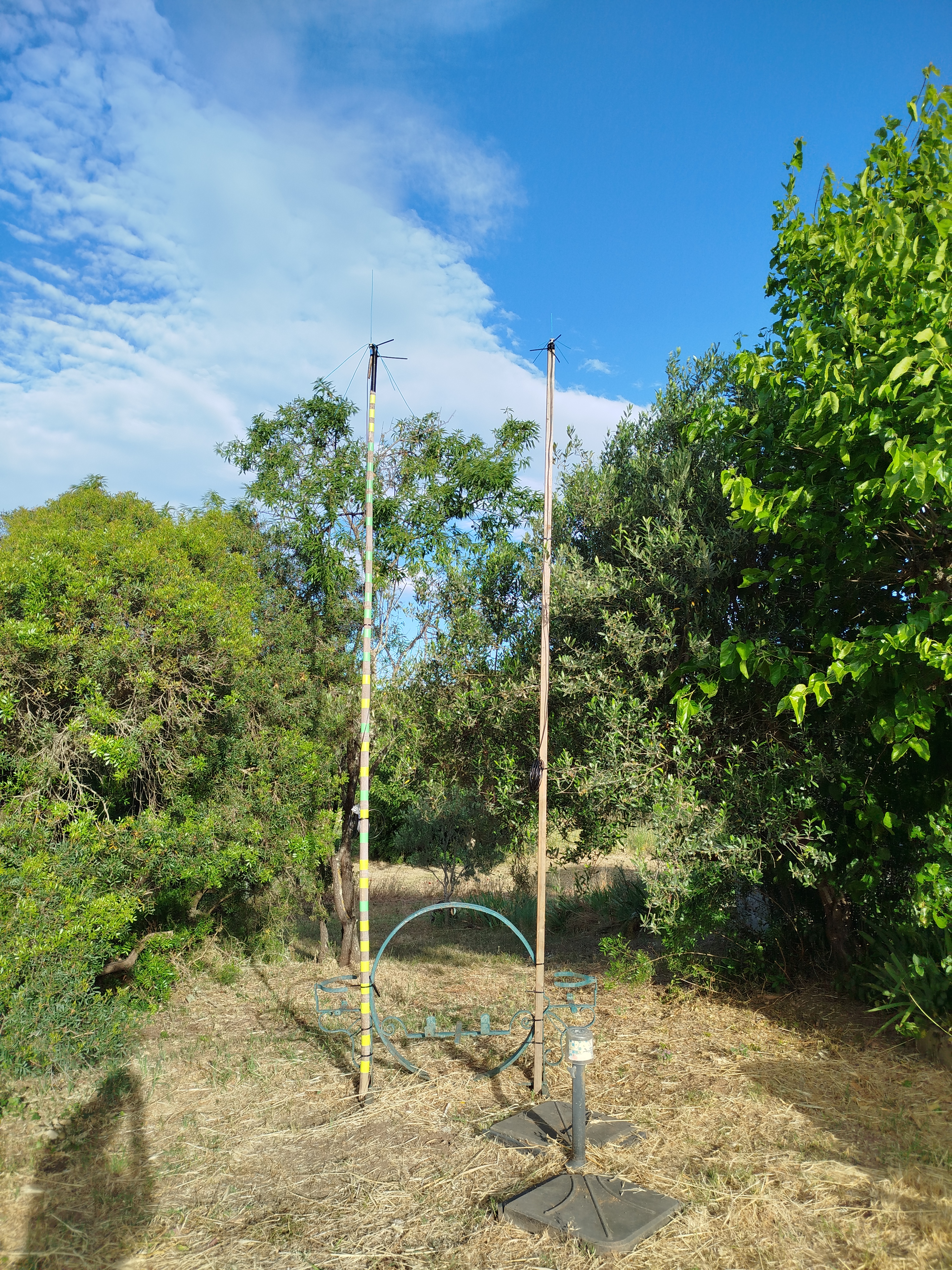 Antennes sur leur mâts, aux pieds le support qui aide.