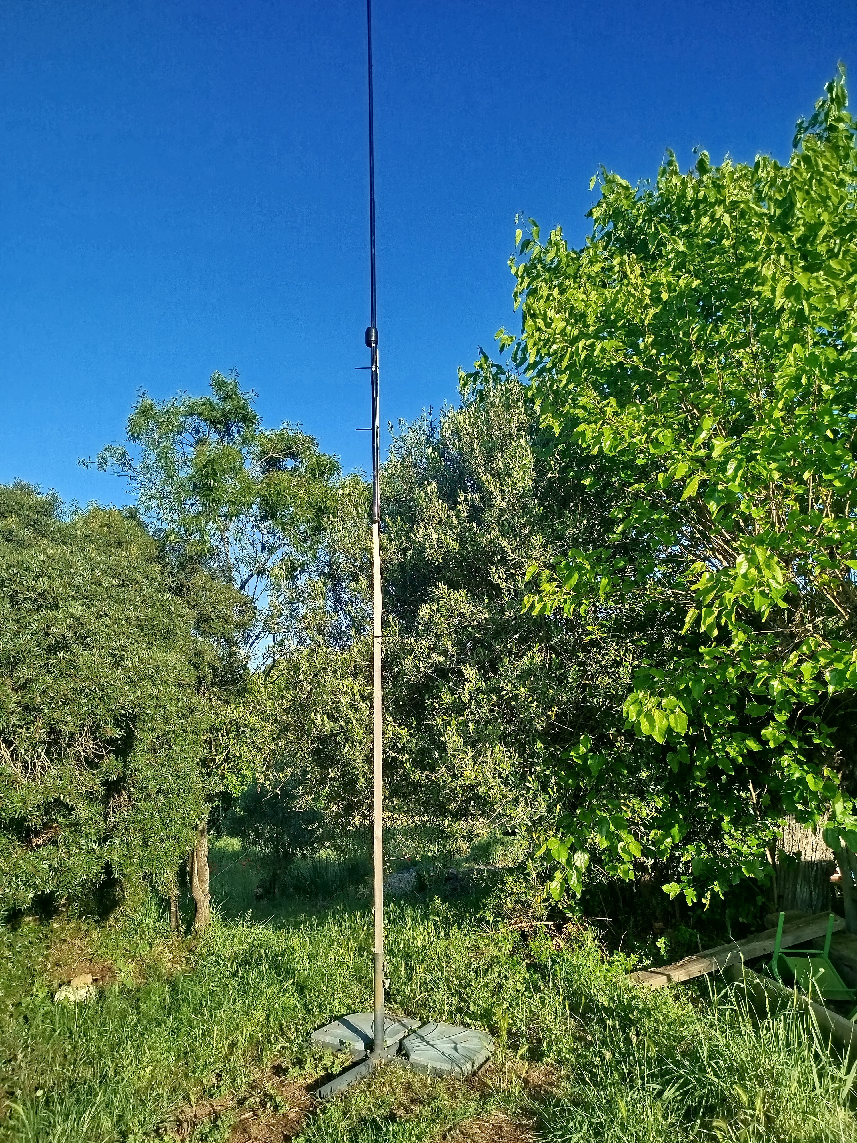 L'antenne sur la canne à pêche, sur le bois, dans le pied de parasol.