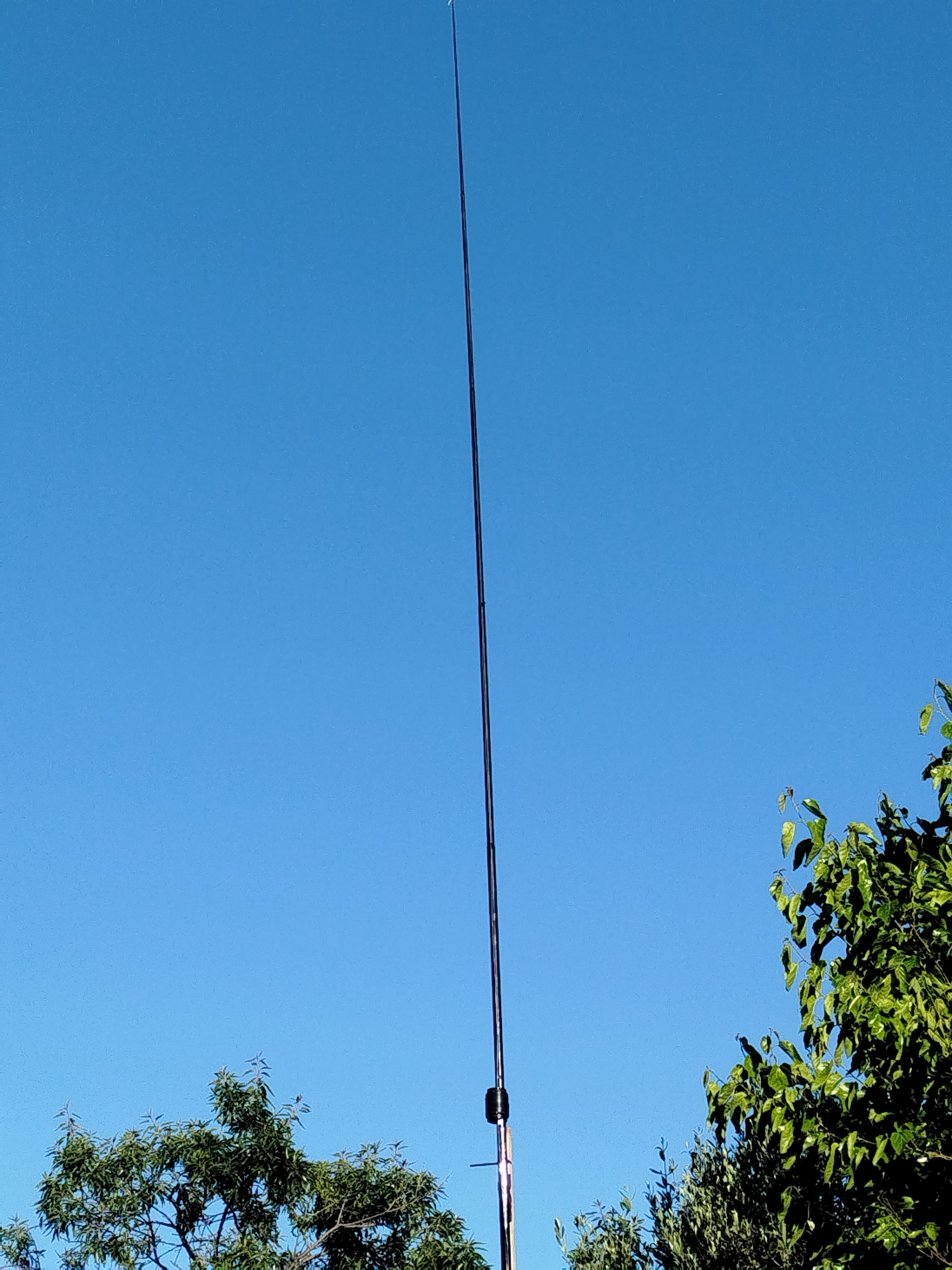 L'antenne sur la canne à pêche. Léger zoom sur la le balun.