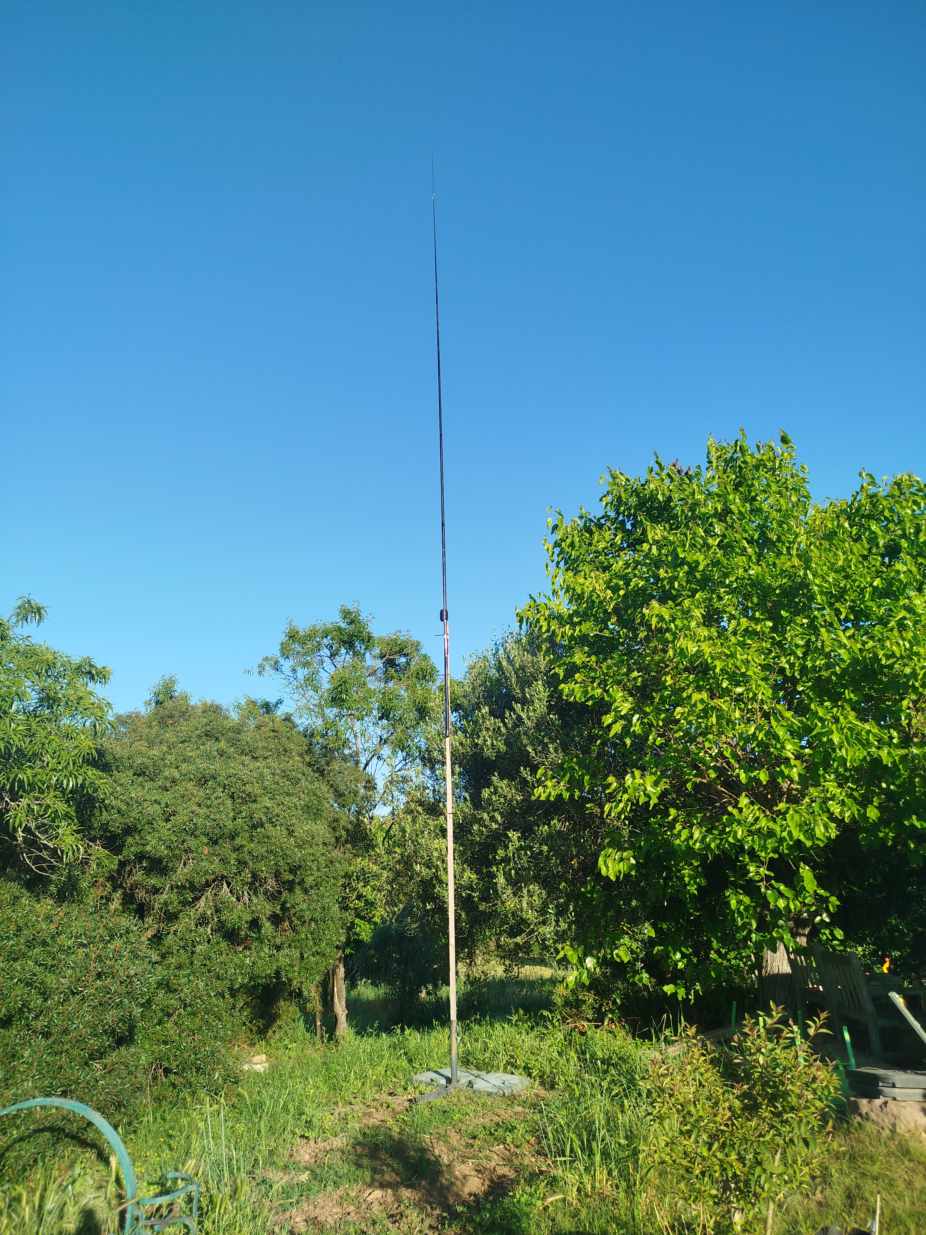 L'antenne sur la canne à pêche, sur le bois, dans le pied de parasol.Mais de plus loin